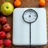 Scales and healthy fruit as symbol for weight management